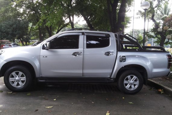 Silver Isuzu D-Max 2015 at 25000 km for sale 
