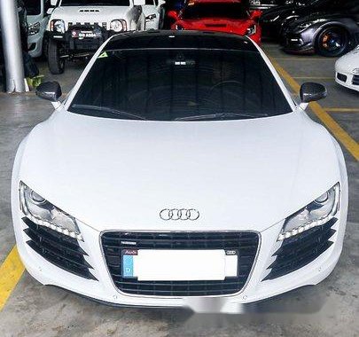 White Audi R8 2011 at 19000 km for sale 