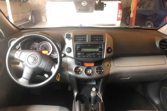 White Toyota Rav4 2007 at 71000 km for sale 