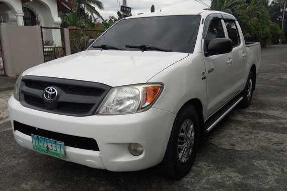 Sell White 2006 Toyota Hilux Manual Diesel 