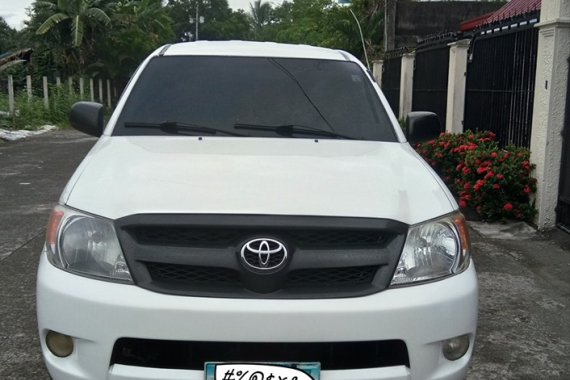 Sell White 2006 Toyota Hilux Manual Diesel 