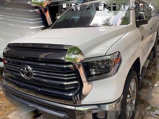 White Toyota Tundra 2018 at 10000 km for sale