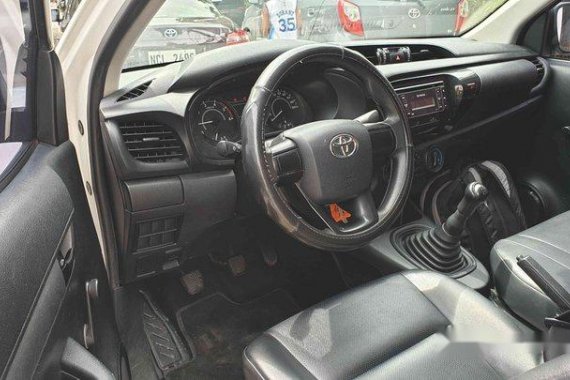 White Toyota Hilux 2016 at 32000 km for sale 