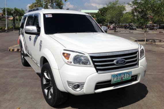 Selling White Ford Everest 2010 at 63000 km in Lucena 