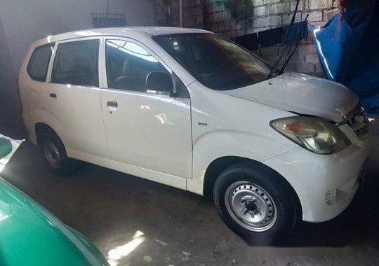 White Toyota Avanza 2009 for sale in Quezon City