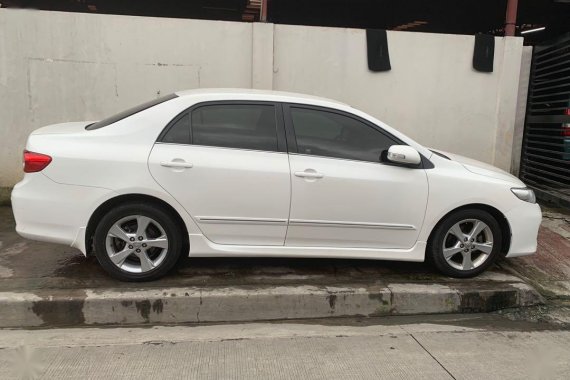 White Toyota Corolla Altis 2013 for sale in Quezon City 