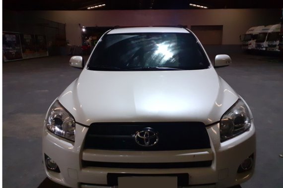 Selling White Toyota Rav4 2.4L 4x4 2010 in Antipolo