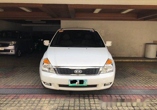 White Kia Carnival 2013 at 40000 km for sale