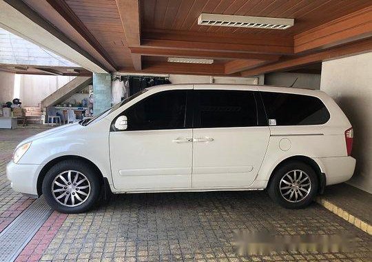 White Kia Carnival 2013 at 40000 km for sale