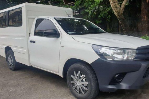 Sell White 2016 Toyota Hilux at 28000 km 