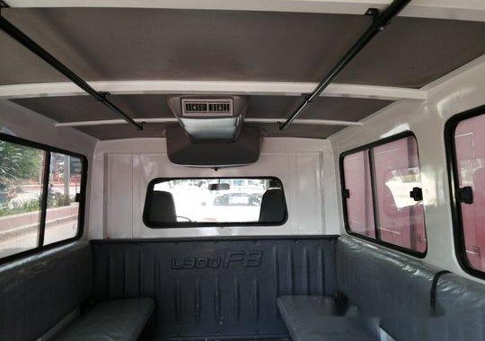 White Mitsubishi L300 2018 for sale in Quezon City
