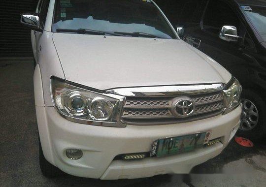 Selling White Toyota Fortuner 2010 Automatic Gasoline at 30000 km