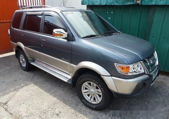 Selling Blue Isuzu Crosswind 2010 at 85000 km 