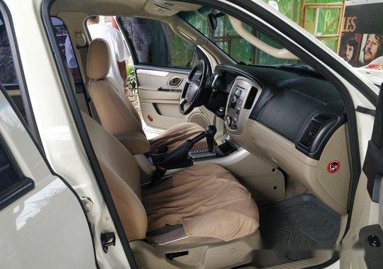 Selling White Ford Escape 2012 at 97000 km