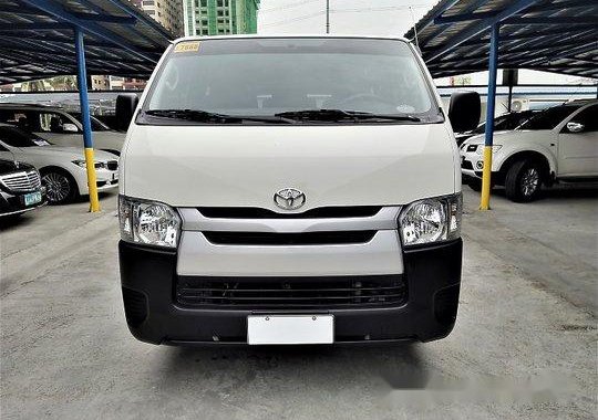 Selling White Toyota Hiace 2017 at 28000 km