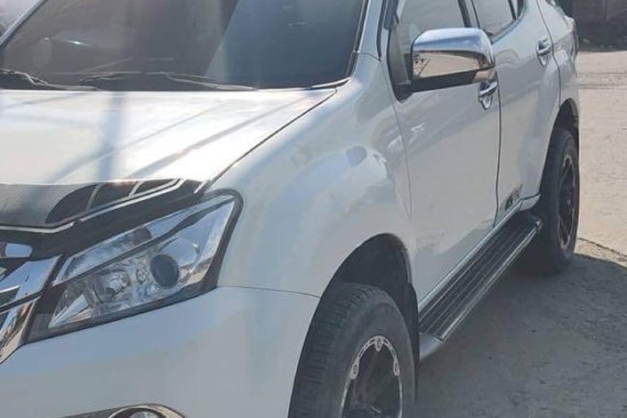 Isuzu Mu-X 2015 at 82000 km for sale 