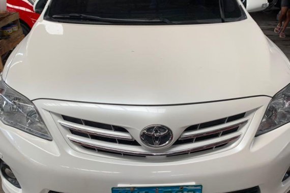 White Toyota Corolla Altis 2013 for sale in Quezon City