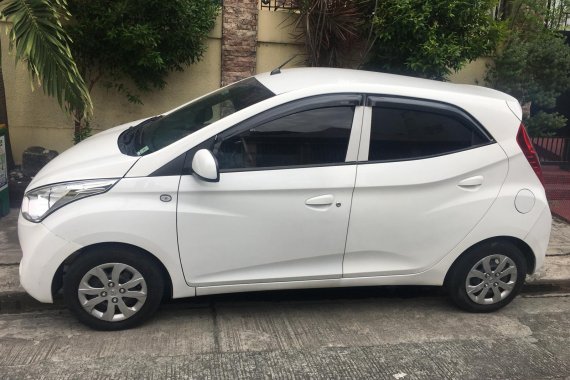 Selling White Hyundai Eon 2016 at 25000 km 