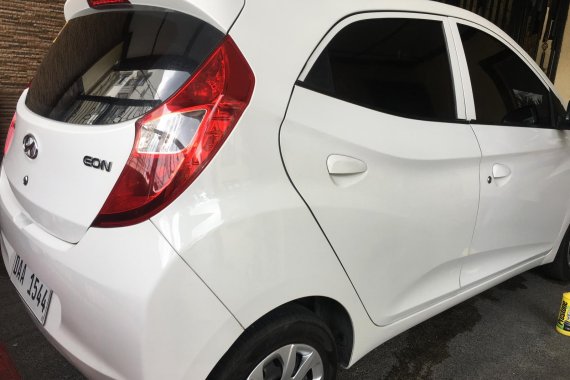 Selling White Hyundai Eon 2016 at 25000 km 
