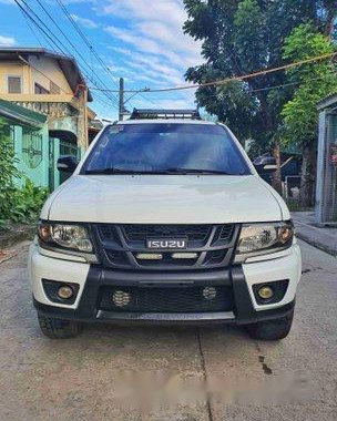 White Isuzu Crosswind 2016 at 30000 km for sale 