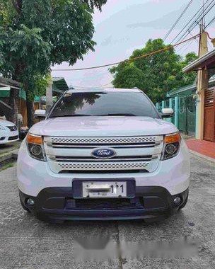 Selling White Ford Explorer 2014 at 40365 km 