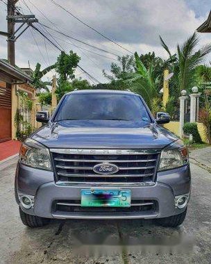 Blue Ford Everest 2012 at 70000 km for sale 