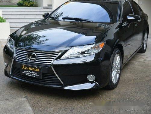 Selling Black Lexus Es 350 2015 at 30000 km 