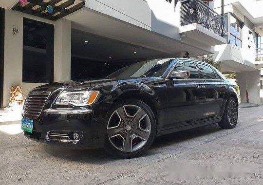 Black Chrysler 300c 2013 at 30000 km for sale 