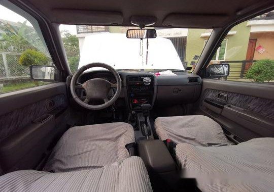 Selling White Nissan Frontier 2000 at 100000 km