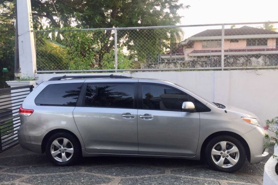 Selling 2011 Toyota Sienna in Muntinlupa