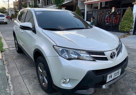 White Toyota Rav4 2015 at 31000 km for sale