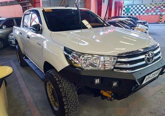 Selling White Toyota Hilux 2016 Automatic Diesel 