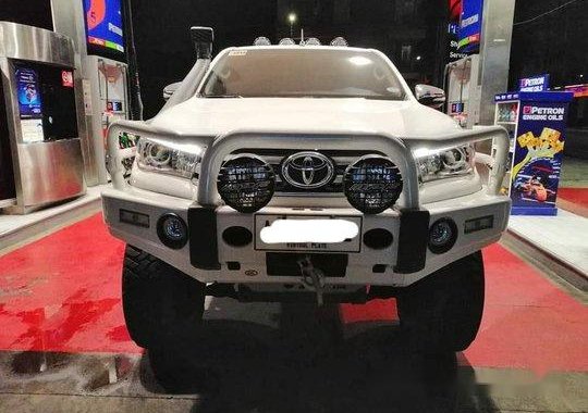 White Toyota Hilux 2016 at 35000 km for sale  