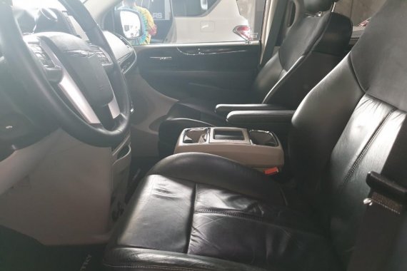 Selling Purple Chrysler Town And Country 2014 in Pasig
