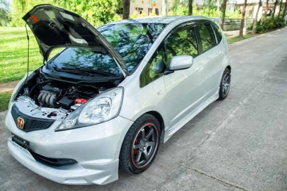 Selling Pearlwhite Honda Jazz 2010 in San Pablo