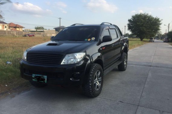 Sell Black 2011 Toyota Hilux in Angeles