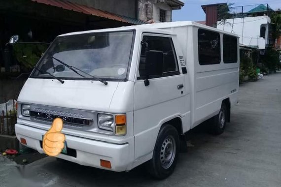 White Mitsubishi L300 2007 for sale in Jollibee