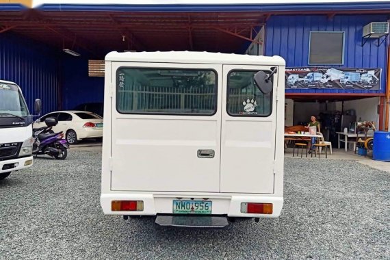 White Toyota Hilux 2009 for sale in Quezon City