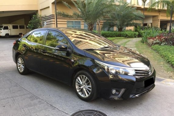SellingBlack Toyota Corolla altis 2016 in Makati