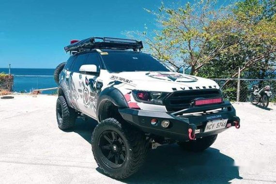 Selling White Ford Everest 2016 Automatic Diesel 