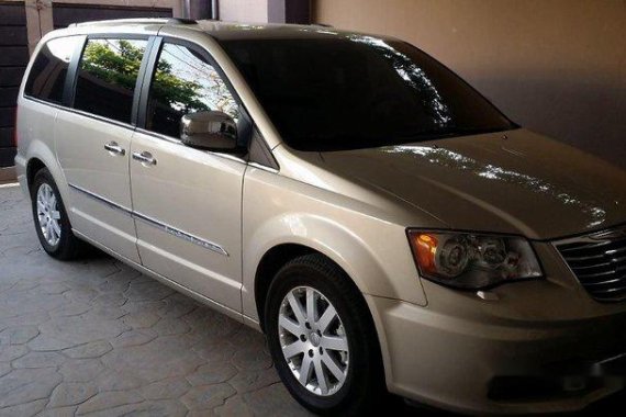 Selling Beige Chrysler Town And Country 2012 in Muntinlupa