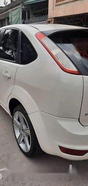 Sell White 2009 Ford Focus Hatchback 