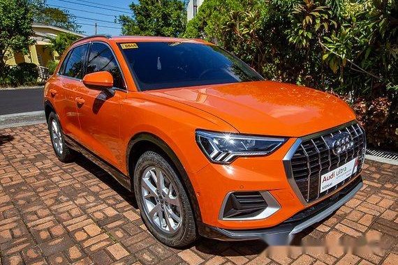 Selling Orange Audi Q3 2020 at 300 km