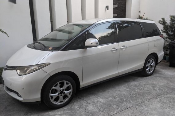 Sell Pearl White 2006 Toyota Previa in San Juan