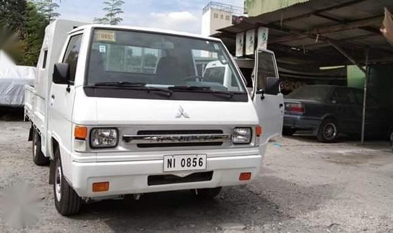 Selling White Mitsubishi L300 2016 in Mandaluyong