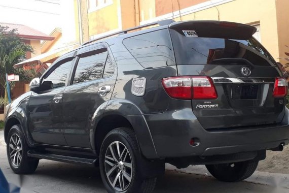 Black Toyota Fortuner 2011 for sale in Manual