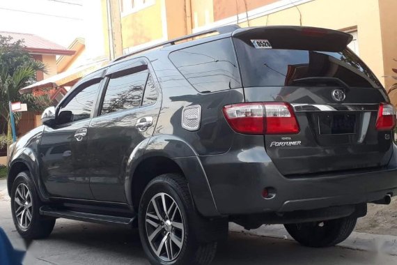 Black Toyota Fortuner 2011 for sale in Manual