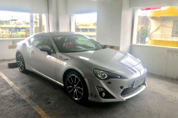 Selling White Toyota 86 2013 in Manila