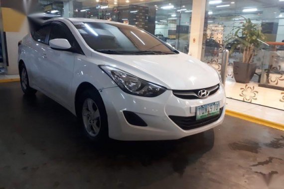 White Hyundai Elantra 2012 for sale in Santo Tomas