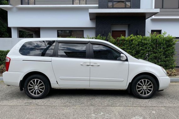 Sell White 2014 Kia Carnival in Pasig